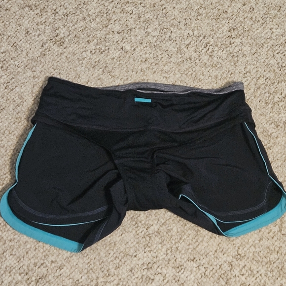 Lululemon Groovy Run Shorts Size 6 Euc - Picture 6 of 6